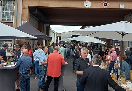 Netzwerken bei Grillwurst und -käse