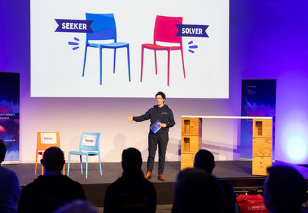 Moderatorin Anne Dröge während der Begrüßung auf dem Hightech Summit 2025