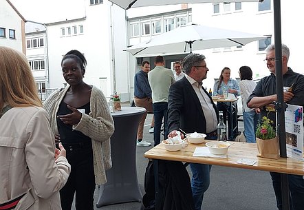 Netzwerken bei Grillkäse und Bratwurst