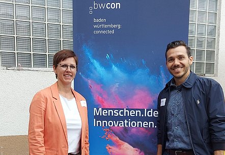bwcon Expertin Anne Dröge mit Gast auf dem Sommerfest 6.0