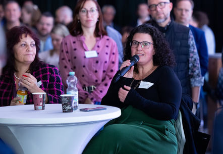 Teilnehmerin beim Hightech Summit 2025 stellt eine Frage