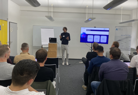 Projektverantwortlicher Wolfgang Lüchow informiert zum Programm