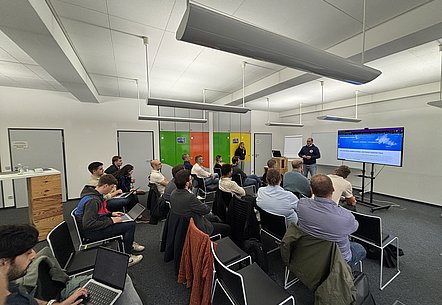 Teilnehmende lauschen den Beiträgen