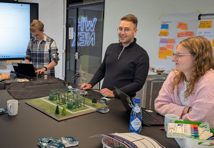 Teilnehmende tüfteln im NEXTLab der TransnetBW in Wendlingen