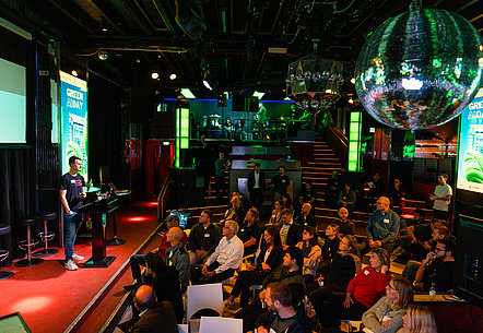 Club mal anders: Die Tanzfläche bietet die Bühne für alle Referierenden