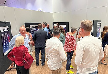 Sommerfest Freiburg: Bei einem Gang durch Posterwelt, konnten die Teilnehmenden mehr über bwcon zu erfahren.