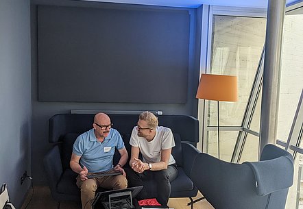 Teilnehmende beraten sich