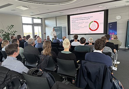 Teilnehmende lauschen den Vorträgen