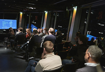 Gäste lauschen den Vorträgen