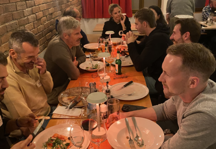 Beim gemeinsamen Abendessen lassen die Teams den Tag ausklingen