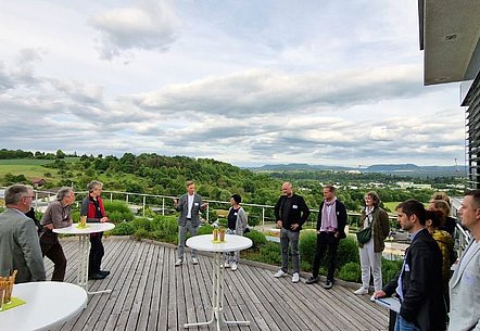 Lars Lehner hält die Laudatio für den Regional Champion ZinCo
