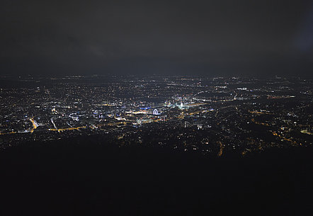 Aussicht auf die beleuchtete Landeshauptstadt